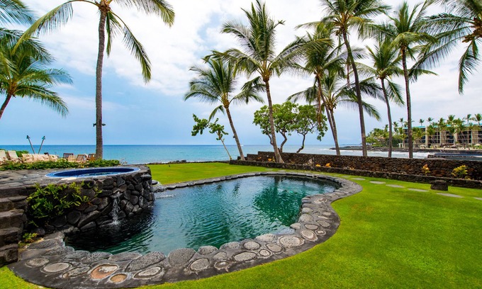 Historic Kailua Village House | Two Private hosted Oceanfront Homes conveniently located in Kailua Kona, Hawaii