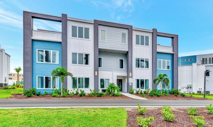Reunion Hotel | Two Story Condo with Pool Table near Disney with Resort & Waterpark Access -.
