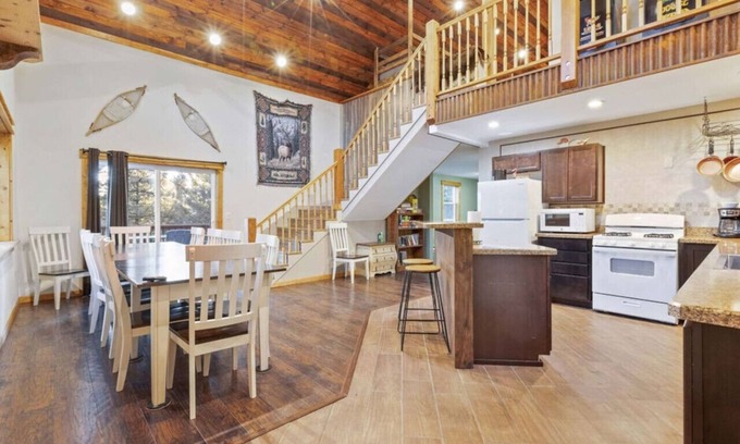 Island Park Apartment | Two Top Stop - Hot Tub Arcades Air Hockey Views YSNP