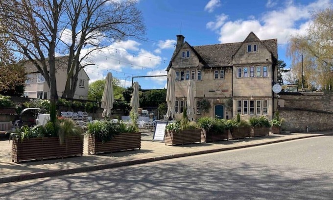 Stamford Apartment | Two Town Center Linked Apartments With Views Over tge Sheep Market, Sleeps six