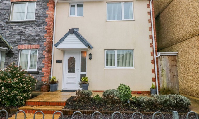 Ammanford House | TY CERRIG, pet friendly, country holiday cottage in Cwmgors