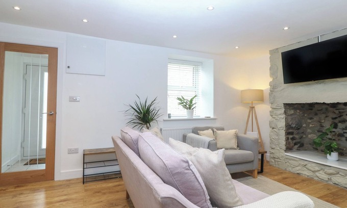 Bangor Cottage | TY CERRIG, pet friendly, character holiday cottage in Bethesda