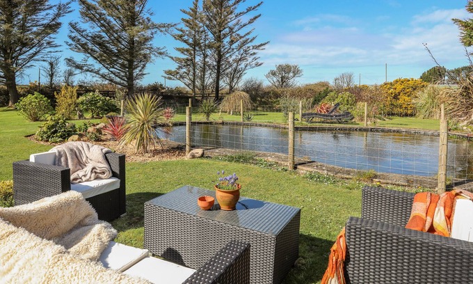 Edern House | TY HEN, character holiday cottage, with open fire in Morfa Nefyn