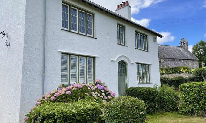 Llanfairpwllgwyngyll Cottage | TY MAWR FARM, pet friendly, with hot tub in Llanfairpwllgwyngyll