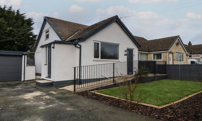 Dwyran House | TY NAIN, pet friendly, with open fire in Llanfairpwllgwyngyll