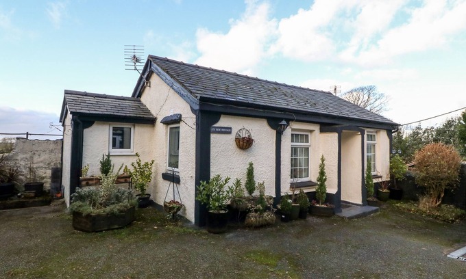 Bangor Cottage | TY NEWYDD BACH, pet friendly, with a garden in Pentir
