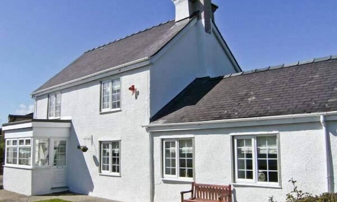 Cemaes Bay Cottage | TYDDYN GYRFA COTTAGE, pet friendly, with open fire in Cemaes Bay
