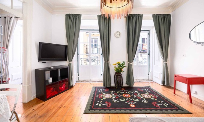Santo Estevao Apartment | Typical Crooked House Alfama