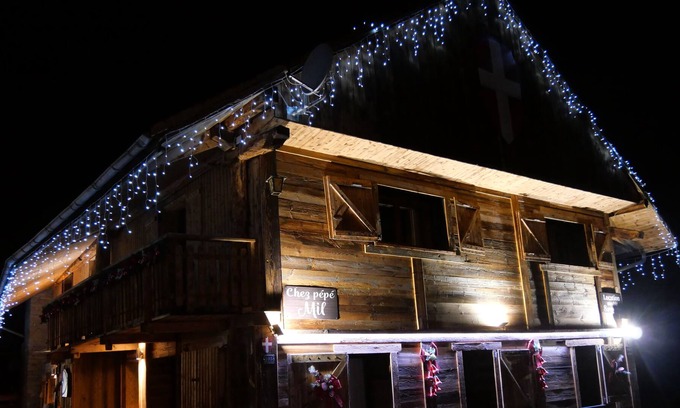 Les Bottieres House | Typical Savoyard house with private heated pool