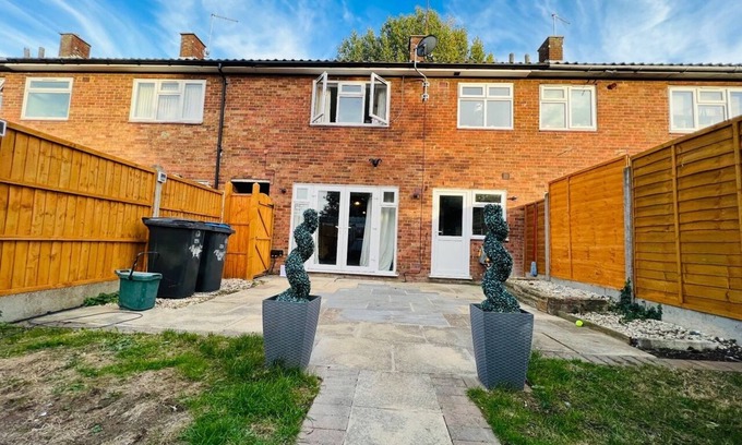 Harlow House | UK Spacious accommodation for up to five guests in a single home.