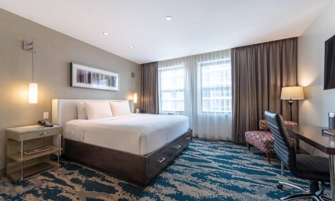 Near North Side Hotel | Ultimate Getaway! Pet-friendly Accommodation Closeto Navy Pier and 360 Chicago.