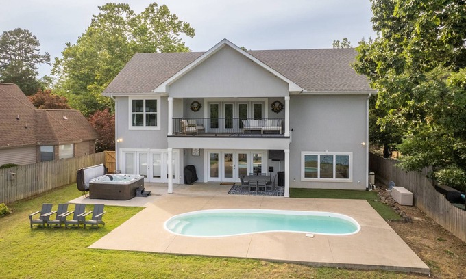 Mid America House | Ultimate Lake Hamilton Getaway: Private Pool, Hot Tub, Game Room, Dock & Stunning Lakefront Views!