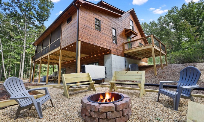 Mineral Bluff Cabin | Ultimate Luxury Cabin: HotTub, PoolTable, FirePit, ArcadeGames, Foosball,Swings