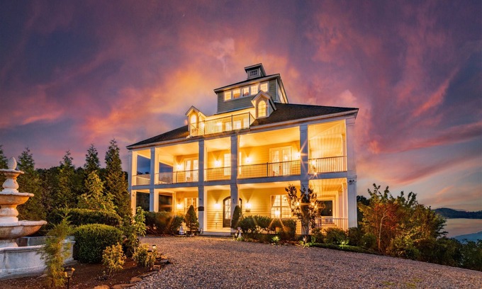 Dandridge House | Ultimate Luxury Lake Estate -Sleeps 22|dock|chef kitchen