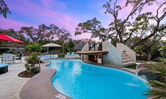 Leon Valley House | Ultimate Stay! Heated Pool, Pickleball, Basketball & More!