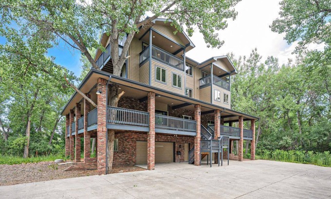 Lakewood House | Ultimate Treehouse Mansion w/Game Room