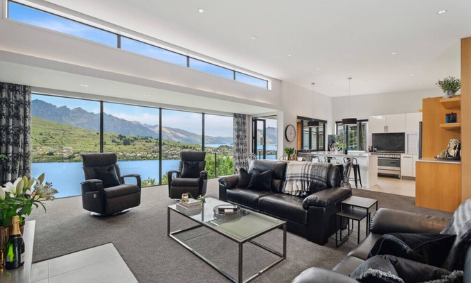 Queenstown House | Ultimate Views Hot Tub Luxury | Magnificent villa in esteemed Highview Terrace, Queenstown Hill