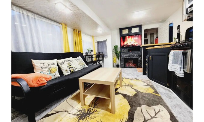 Tukwila House | Ultra lux tiny home w/hot tub, queen bed, nature.