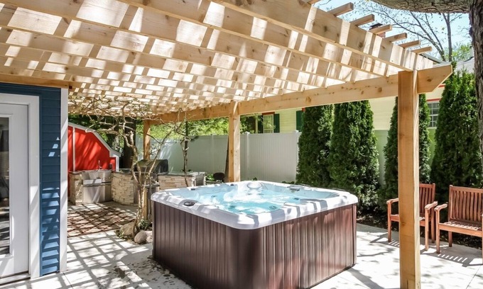Saugatuck Villa | Ultra Lux Villa, Chic design, Hot Tub All Year Round, Minutes Walk From Downtown