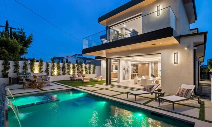 Beverly Hills House | Ultra Luxe Modern Mansion W. Roofdeck, Pool & Spa