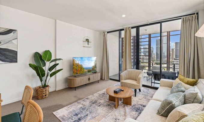 South Brisbane Apartment | Unbeatable River & CBD Views Pool/2Car/Prime Spot