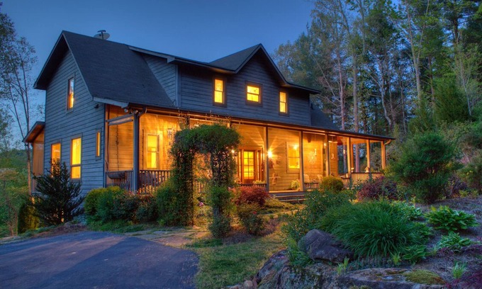 Sautee Nacoochee Cabin | Unbelievable Mountain Cabin on the Historic Chattahoochee River