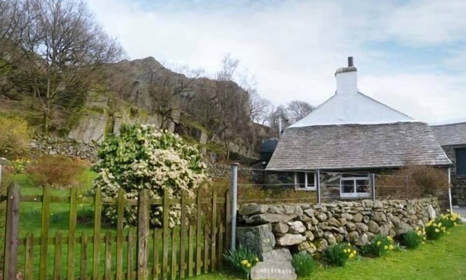 Broughton in Furness Cottage | UNDERCRAGG, pet friendly, with open fire in Broughton-In-Furness