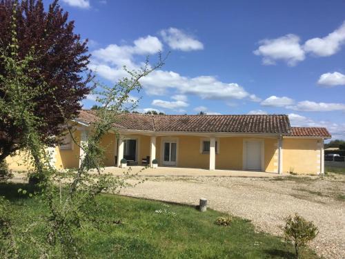 Le Pizou House | Une chambre pour deux avec vue sur la piscine