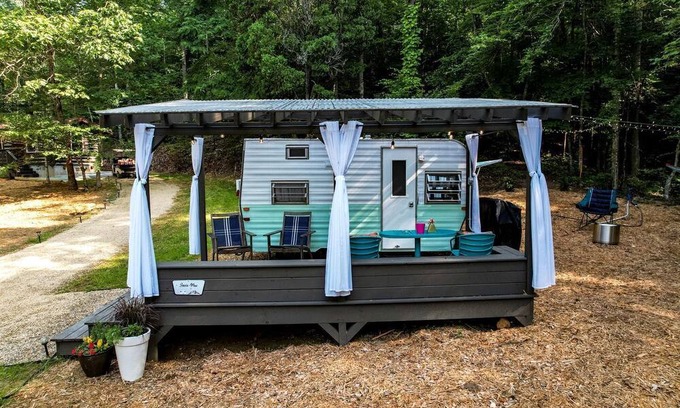 Franklin House | Unforgettable Glamping Caravan Rental in North Carolina for Intimate Weekends Away in Franklin
