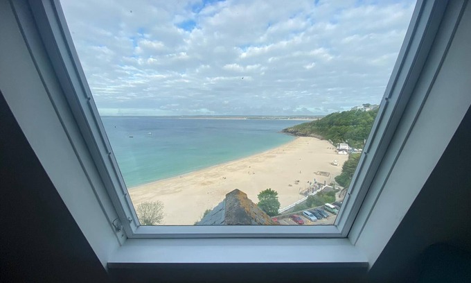 St Ives Apartment | Uninterrupted panoramic sea view!