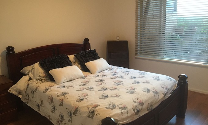 East Perth House | Uninterrupted Swan River Views -Executive Stay close to Optus Stadium