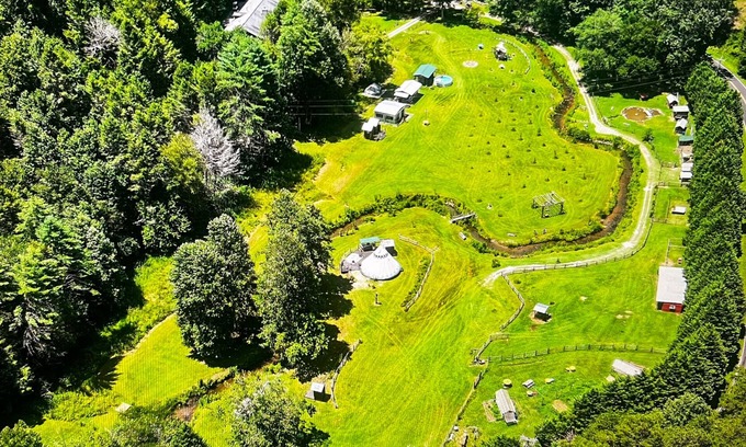 Murphy Apartment | unique 1-bedroom apt Organic Farm&Resort in Murphy with AC