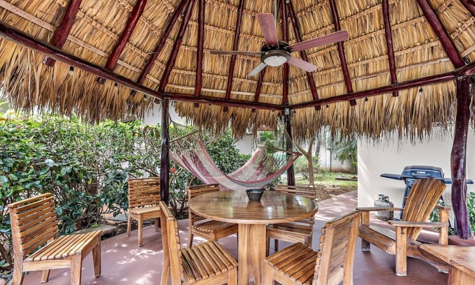 Tamarindo Cottage | Unique + 100 Mgbps wifi + Right in town + parking