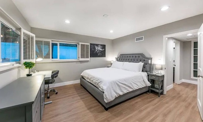 Los Angeles Villa | Unique 5BR - Hot Tub and Home theater in Best loc!