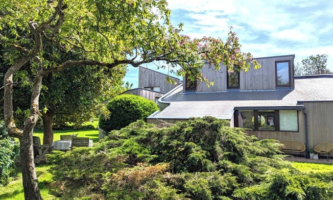 Merston Cabin | Unique, Annexe sleeps 4 with Large Gardens & Tennis Court!