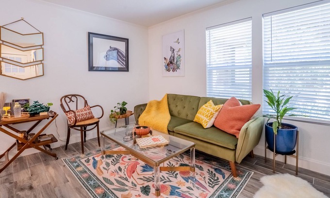 South Manchaca Condo | Unique, cozy Southside condo with sparkling pool