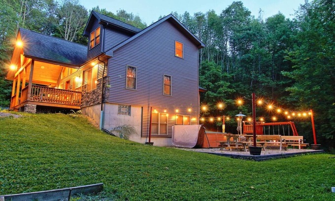 Ellicottville Ski Chalet | Unique Large Chalet w/Hot Tub! A Hidden Gem!