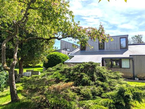 Merston House | Unique & Rural Child Friendly Annexe with Large Gardens, Games & Tennis Court - Chichester Holiday Properties