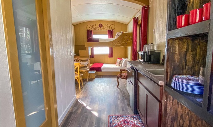 Goldbond Cottage | Unique Scarlet Gypsy at Four Fillies Lodge