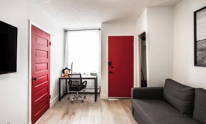 Ramsay Apartment | Unique Suite in Historic Ramsay By Stampede/Inglewood/Elbow River w/Parking
