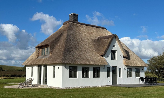 Schleswig-Holstein North Sea Coast House | Unique thatched-roof house directly on the North Sea, with views as far as the lighthouse