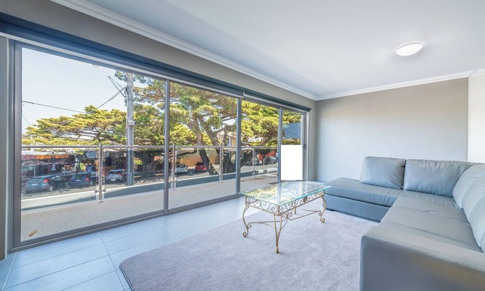 Cowes Apartment | Unit 2-83 Thompson Avenue, Cowes, Spacious 2 bedroom Unit, includes linen.