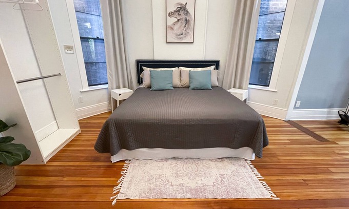 Lakeview Condo | Unit 2 - Perfect Wrigleyville Stay