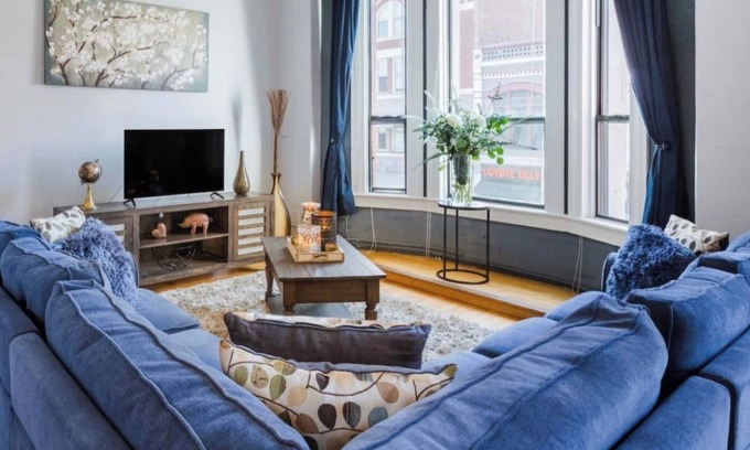 Gaslamp Quarter Hotel | UNIT #202 1-bedroom/1-bath 700 sq. ft suite with Parking & 3 Beds including a full kitchen - Washer/Dryer
