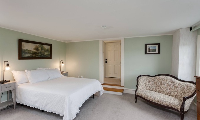 North Berwick Apartment | Unit 4 -The Green Room- Abbott Brook Inn