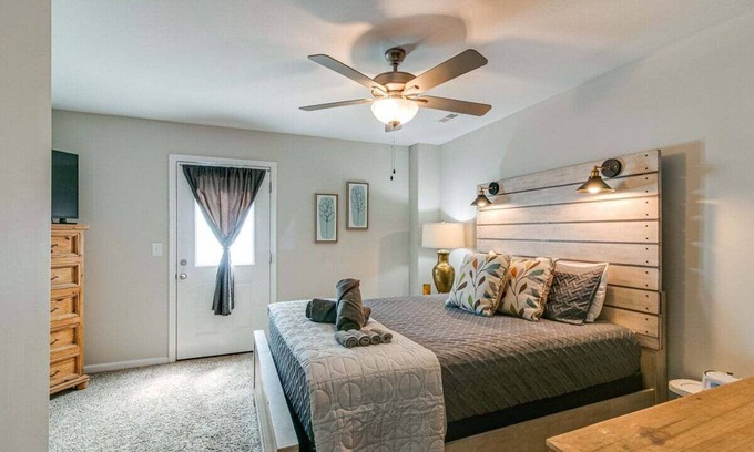 Clarksville House | Unit #B 1010 Franklin St