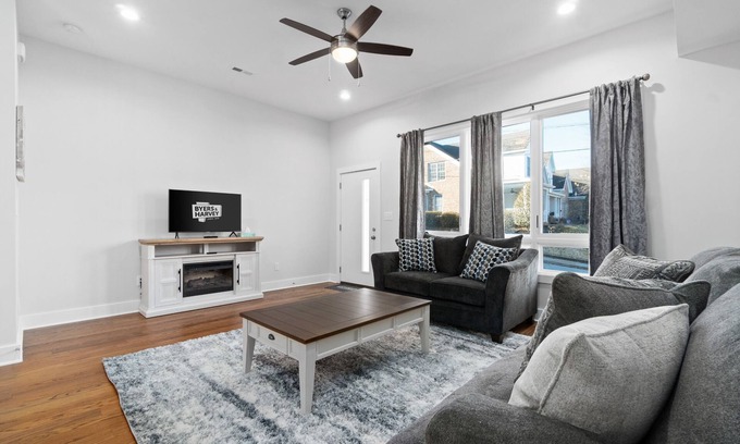 Clarksville House | Unit #C 527 N 1st St