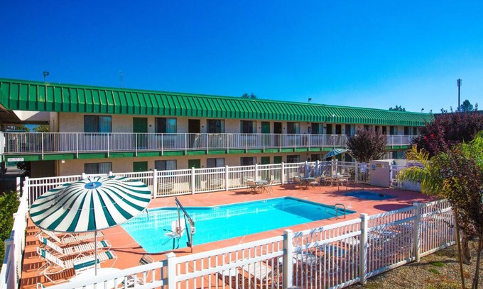Raisin Hotel | University Inn Fresno