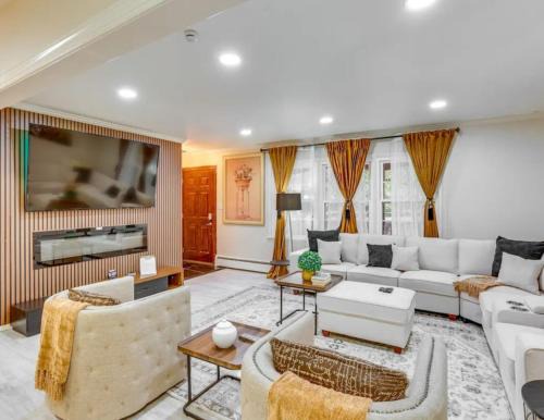 College Park House | University Villa near Bucknell with Pool