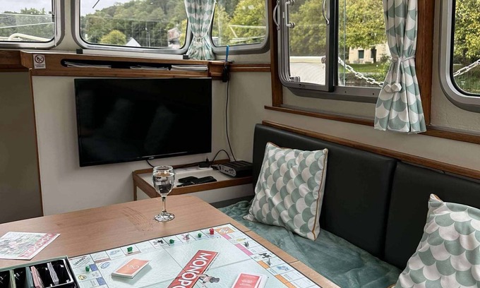 Saint-Nicolas des Eaux Boat Rental | Unusual stay on the Blavet: cosy dockside boat for 2-5 people.